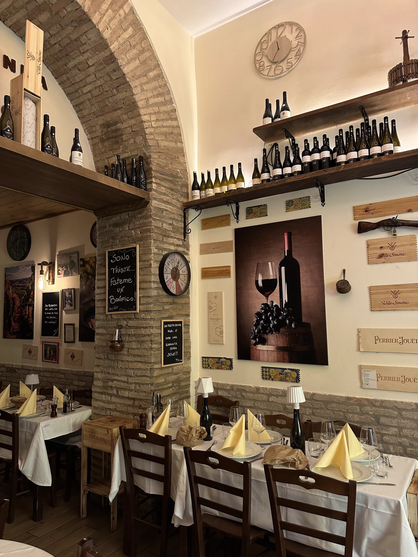 La sala della Locanda di Bacco, con l'arco e i tavoli apparecchiati